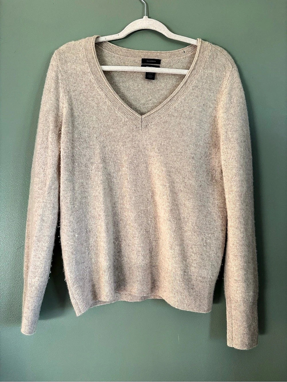 Halogen Cashmere V-Neck in tan Size Medium